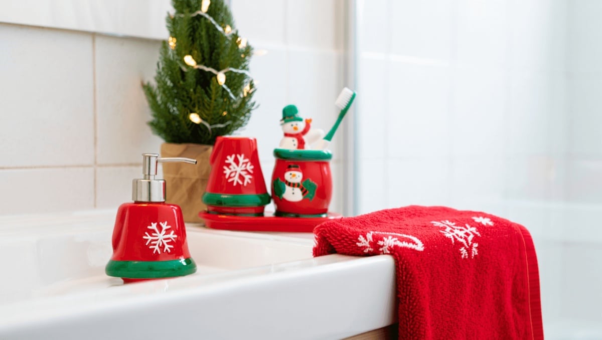 Aldi's Vintage-Inspired Holiday Bathroom Set Makes Decorating Easy And Affordable