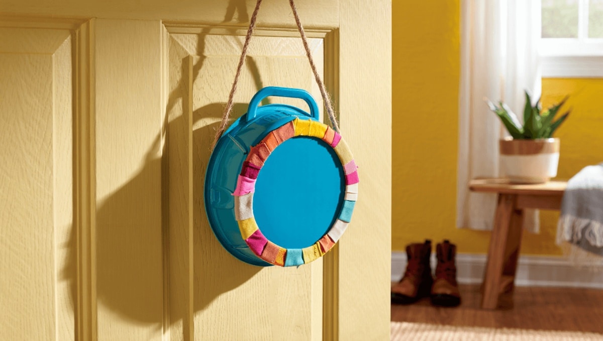 Turn An Old Plastic Container Lid Into The Cutest Door Decor With An Easy DIY