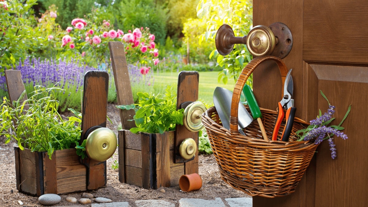 Grab Old Door Knobs For Smart Garden Storage You'll Actually Use