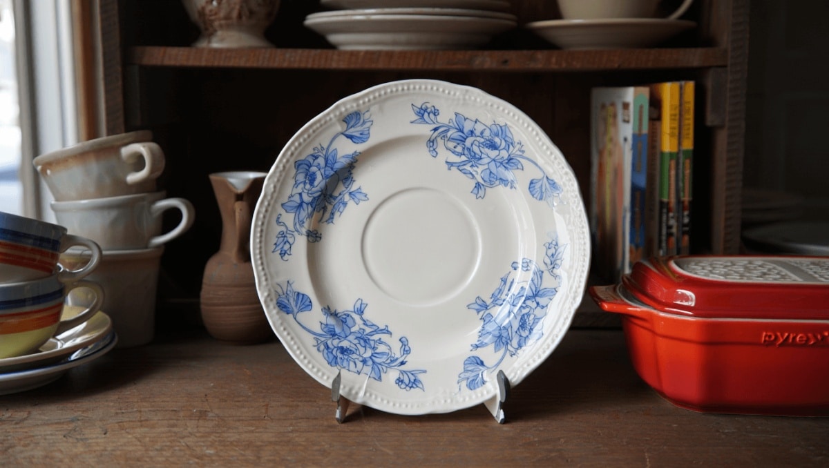Pyrex Isn't The Only Antique Dishware Brand Worth Hunting For At The Thrift Store