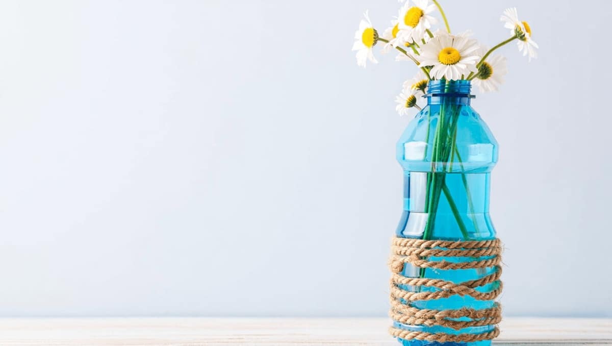 She Takes Rope And A Detergent Bottle To Create A Charming Flower Vase