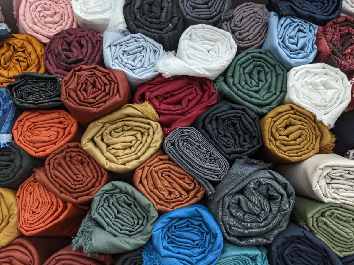 Mit Stoff umwickeltes geschwungenes Rohr als textile Alternative mit farblichen Akzenten