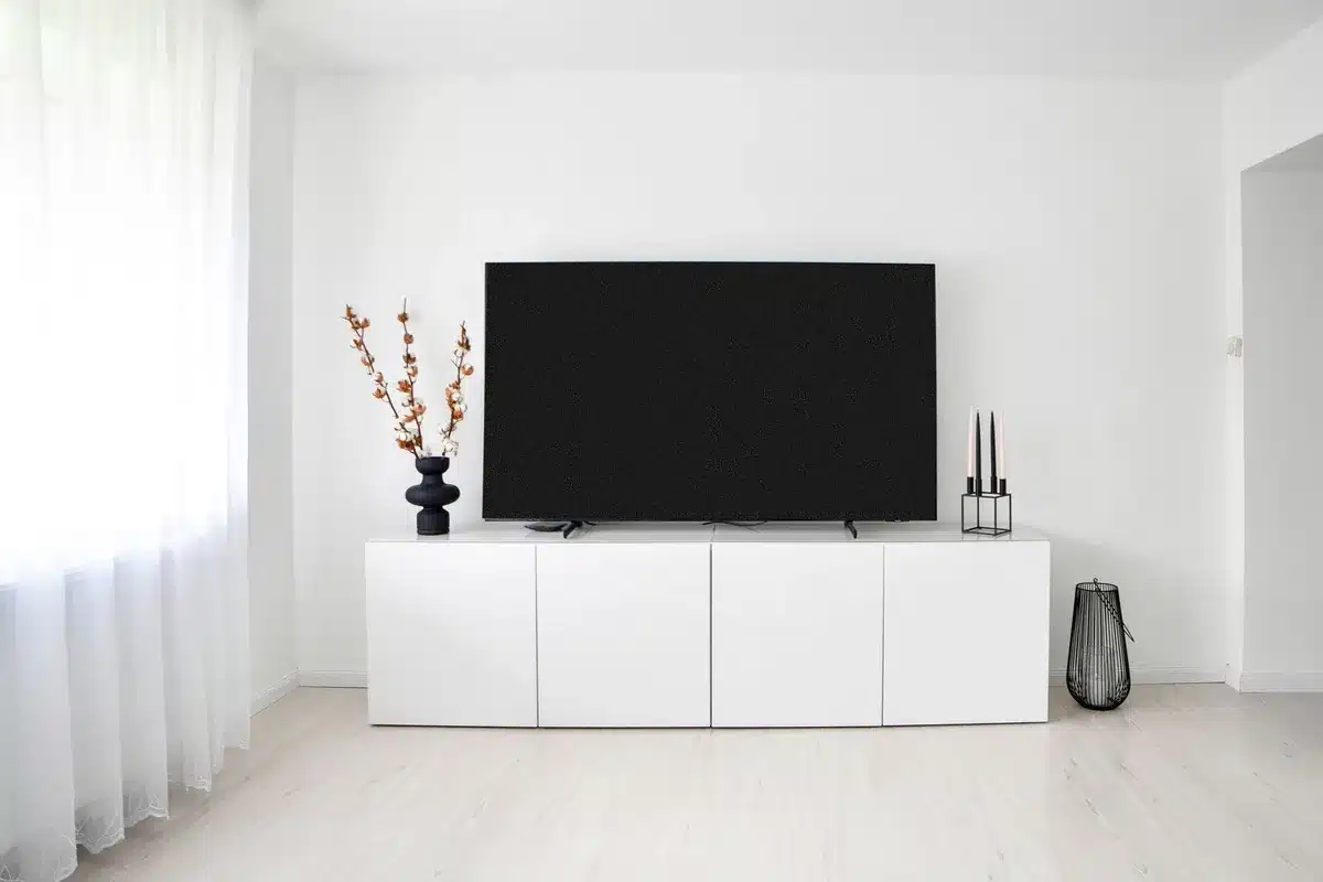 Verschiedene Orte im Wohnzimmer, wo eine Fernbedienung montiert werden kann