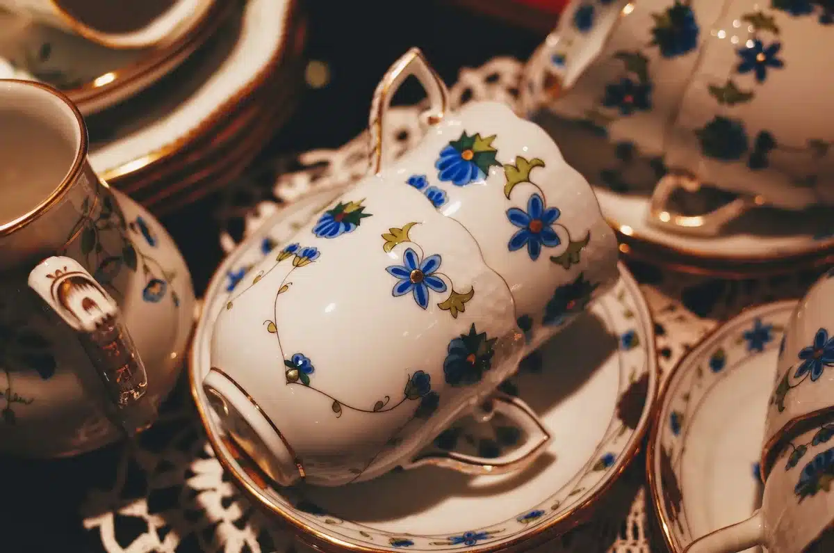 Sammlung verschiedener Vintage-Teeschalen aus Porzellan und Keramik mit Henkeln