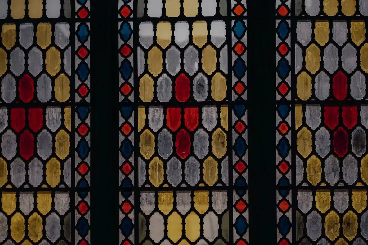 Nahaufnahme des charakteristischen geometrischen Musters auf einem Vintage-Glas mit flachen, blockartigen Noppen