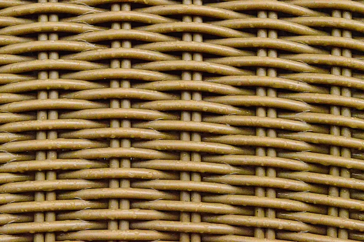 Verschiedene Körbe aus Metall, Rattan und Kunststoff nebeneinander