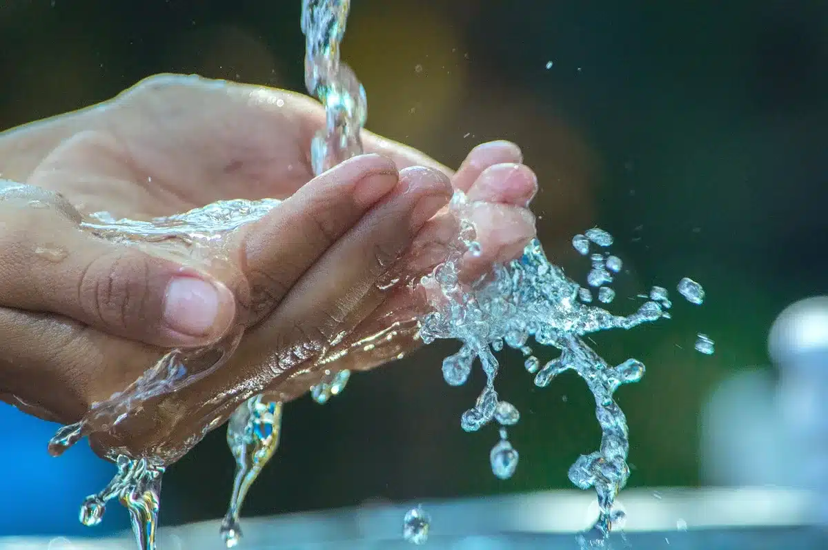 Close-up of cement powder and water mixing illustrating hydration chemistry