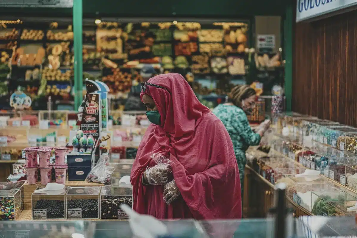 Personne inspectant de la vaisselle vintage sur une table de brocante